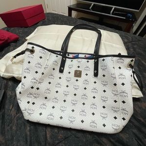 MCM TOTE IN WHITE